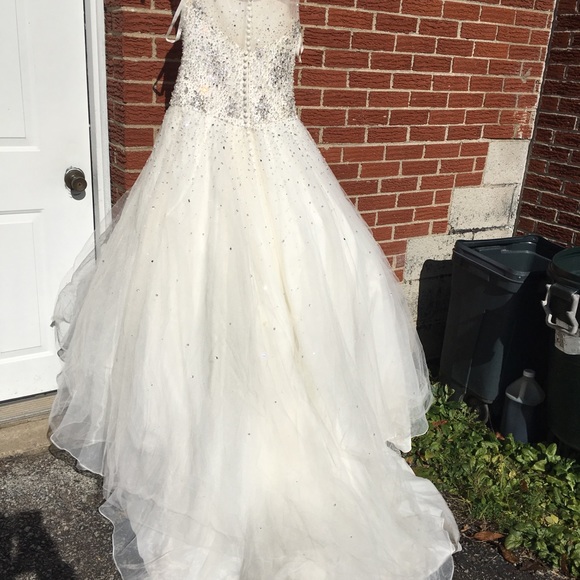 Wedding gown - Picture 8 of 8